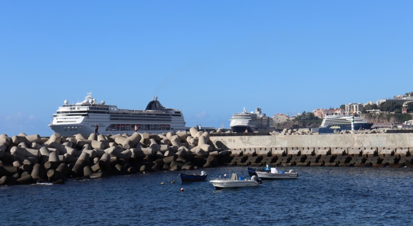 Porto do Funchal com dois navios que trazem mais de 5 300 pessoas