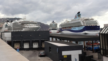 Porto do Funchal com três navios, dois da linha da CAI e um transatlântico