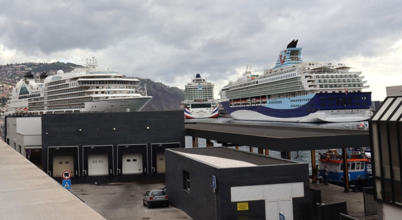 Porto do Funchal com três navios, dois da linha da CAI e um transatlântico