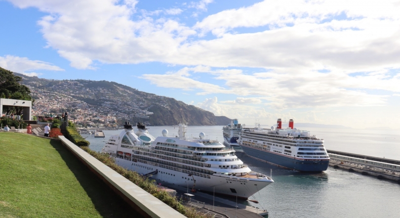 Porto do Funchal mais uma vez cheio, com três navios que estão a movimentar quase 5 000 mil pessoas