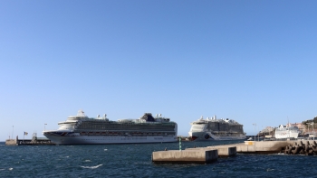 Porto do Funchal com dois navios da linha da CAI e um transatlântico