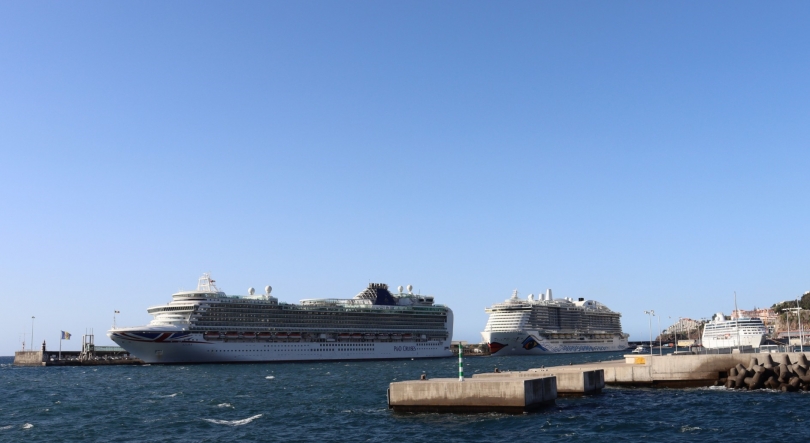 Porto do Funchal com dois navios da linha da CAI e um transatlântico