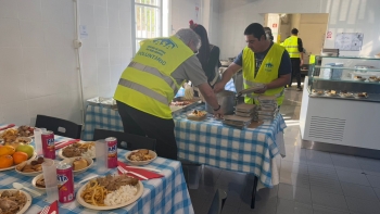 Pessoas em situação de sem-abrigo tiveram direito a almoço de natal (vídeo)