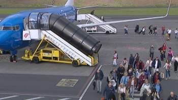 Imagem de Milhares chegam de avião e de barco para ver o fogo (vídeo)