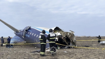 Autoridades do Azerbaijão dizem que queda de avião foi causada por míssil russo