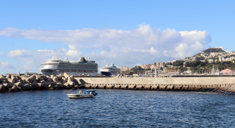 Porto do Funchal com dois navios que trazem quase 6 500 pessoas