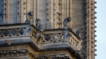 Notre-Dame de Paris recebe primeira missa de Natal desde o incêndio de 2019