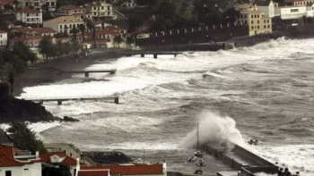 Vento forte e agitação marítima também forte