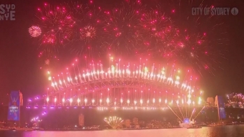 Mundo assinala passagem de ano com fogo de artifício (vídeo)