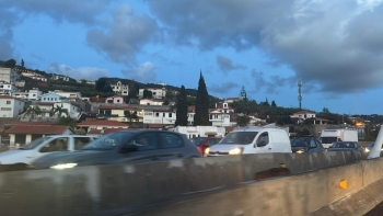 Acidente na via rápida congestiona trânsito no sentido Machico – Ribeira Brava