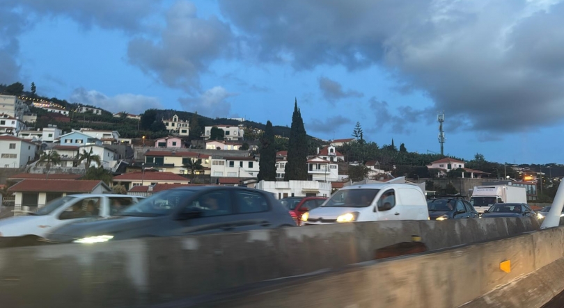 Acidente na via rápida congestiona trânsito no sentido Machico – Ribeira Brava