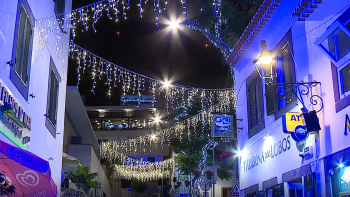 Luzes de natal dão ‘magia’ a Câmara de Lobos (vídeo)