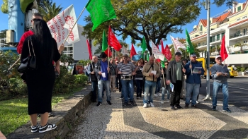 Perto de 60 trabalhadores aderiram hoje à concentração convocada pelo sindicato da Hotelaria (áudio)