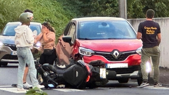 Moto em sentido contrário colide com carro perto da Universidade da Madeira