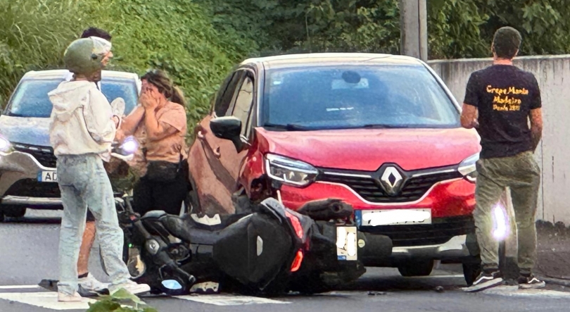 Moto em sentido contrário colide com carro perto da Universidade da Madeira