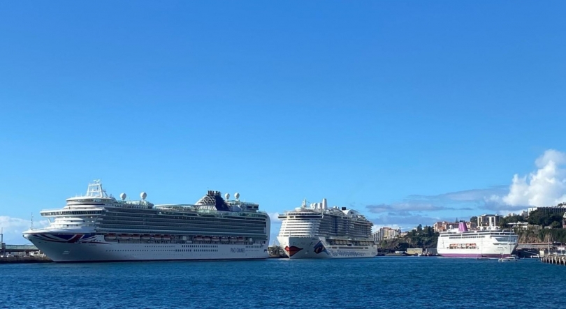 Porto do Funchal em dia de grande movimento com 3 navios que trazem quase 13 mil pessoas