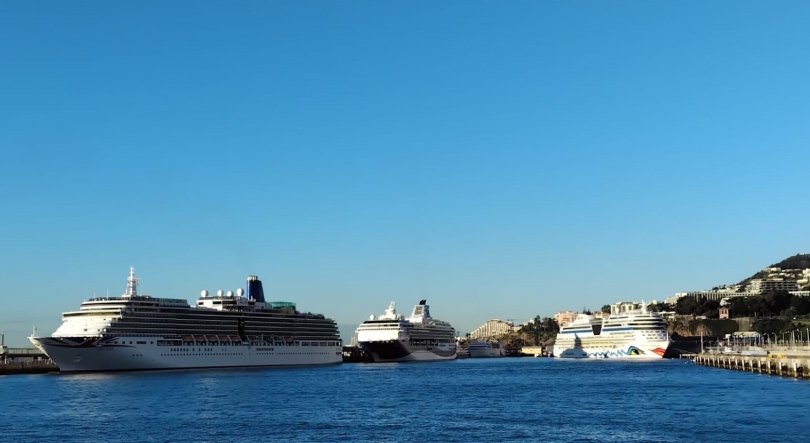 Porto do Funchal lotado com quatro navios