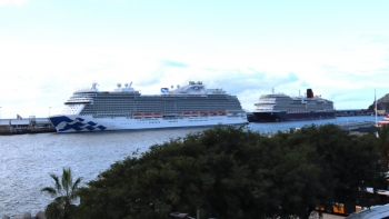 Imagem de Porto do Funchal com dois navios que trazem mais de 8 600 pessoas