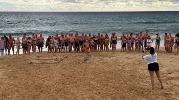 Imagem de Primeiro mergulho do ano no Porto Santo (vídeo)