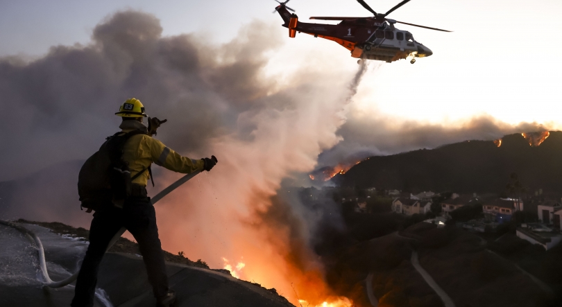 Fogo e vento potencialmente destrutivos forçam evacuações em Los Angeles