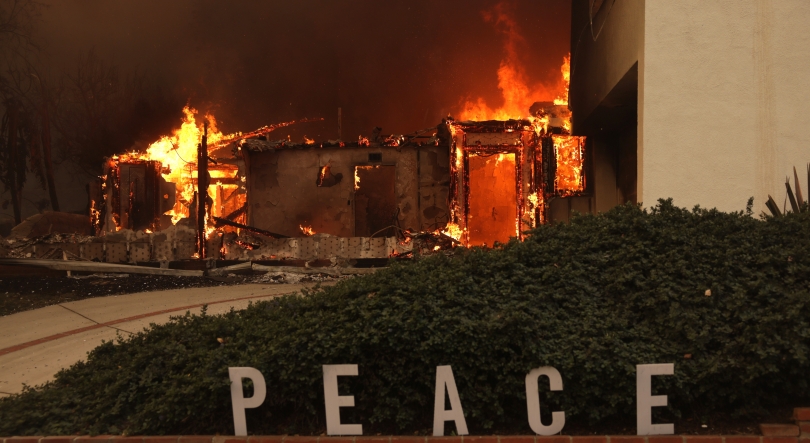 Autoridades ordenam evacuação do centro de Hollywood devido a incêndios