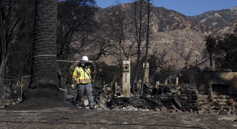 Imagem de Ventos fortes continuam a dificultar combate aos incêndios em Los Angeles