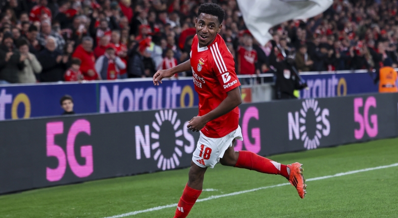 Benfica goleia Famalicão com ‘hat-trick’ de Barreiro e iguala líder Sporting