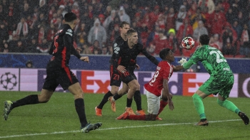 Imagem de Benfica perde com Barcelona no último lance do jogo