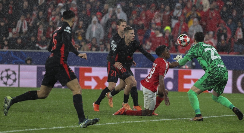 Imagem de Benfica perde com Barcelona no último lance do jogo