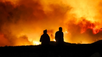 Milhares de pessoas retiradas de casa por incêndio na região de Los Angeles