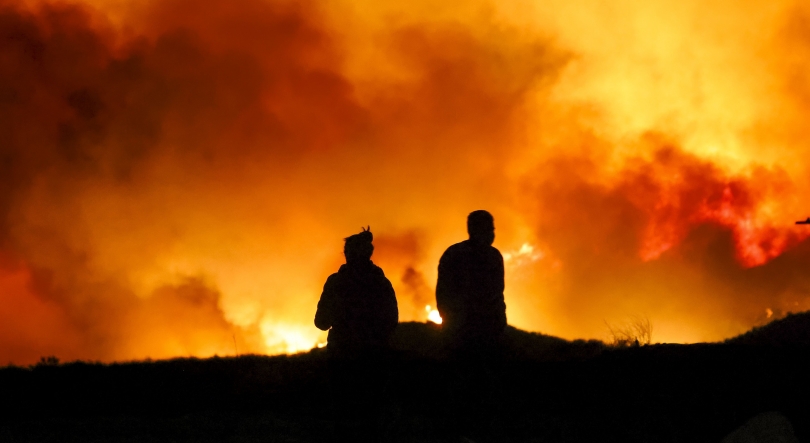 Milhares de pessoas retiradas de casa por incêndio na região de Los Angeles