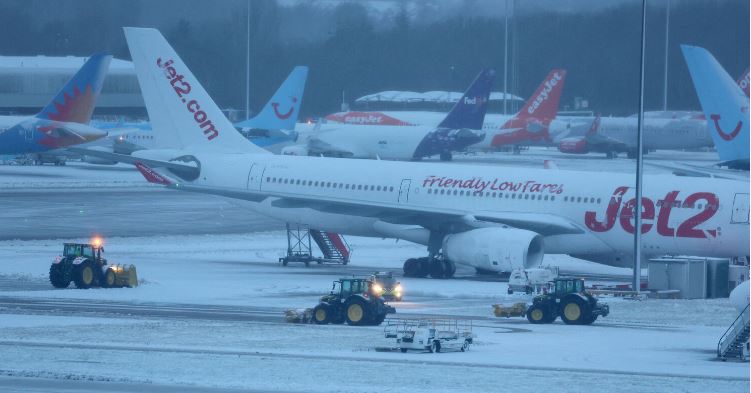 Neve afeta operações em aeroportos do Reino Unido e Alemanha