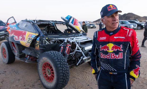 Tetracampeão Carlos Sainz abandona corrida