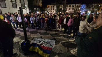 Imagem de Meia centena juntaram-se em sinal de protesto contra Maduro (vídeo)