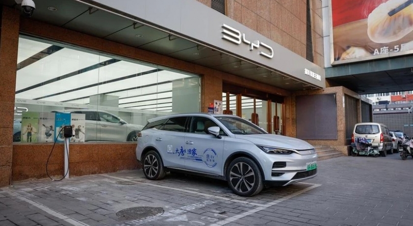 Fabricante de veículos elétricos chinesa BYD regista recorde de vendas em 2024