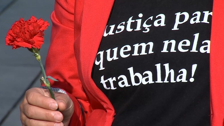 Imagem de Funcionários em protesto na abertura do ano judicial com altar pela carreira