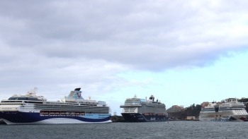 Imagem de Porto do Funchal com 3 navios que trazem à Madeira mais de 9 000 pessoas