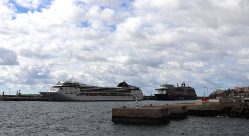 Porto do Funchal com dois navios de cruzeiro e um veleiro que trazem mais de 6 800 pessoas