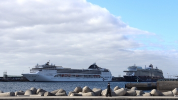 Imagem de Porto do Funchal com dois navios que trazem à Madeira mais de 6 700 pessoas