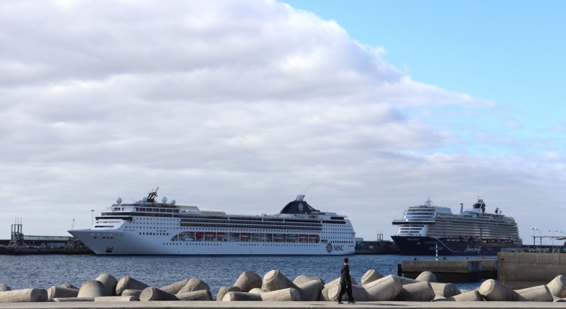 Porto do Funchal com dois navios que trazem à Madeira mais de 6 700 pessoas