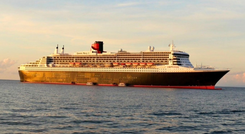 Imagem de ‘Queen Mary 2’ na Madeira para desembarque médico