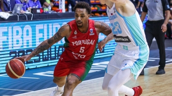 Imagem de Portugal a um pequeno passo da quarta presença no Europeu de basquetebol