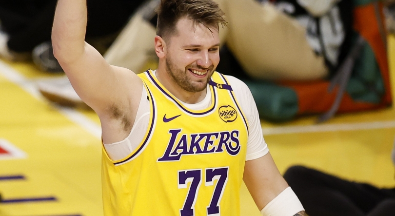 Imagem de Queta ajuda Celtics a ganhar e Doncic estreia-se com triunfo pelos Lakers