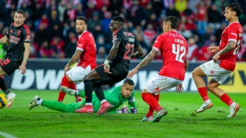 Imagem de Benfica em dificuldades vence em Ponta Delgada