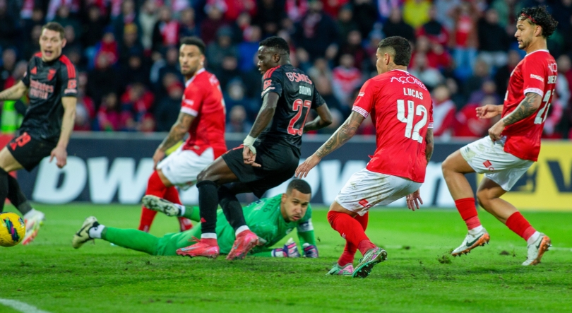 Imagem de Benfica em dificuldades vence em Ponta Delgada