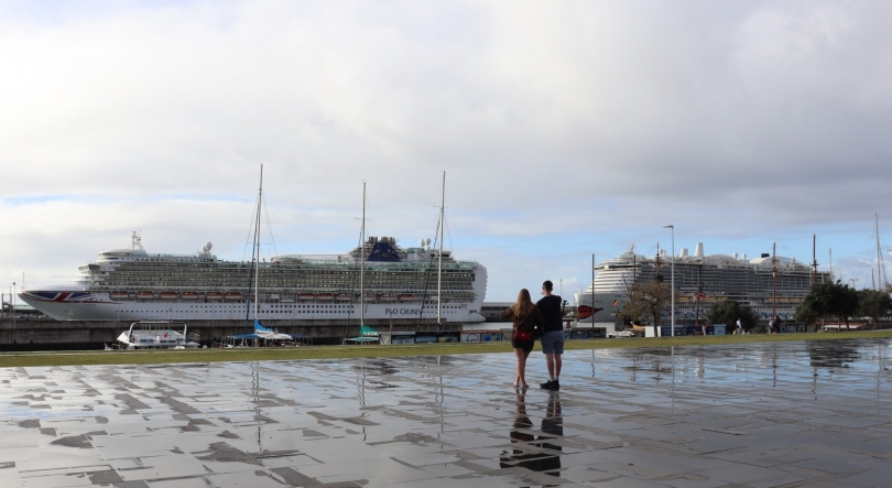 Imagem de Porto do Funchal com 3 navios está a movimentar mais de 14 000 pessoas