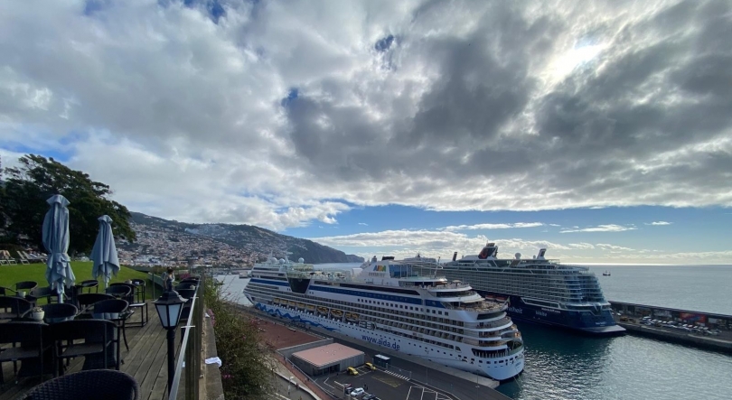 Imagem de Porto do Funchal com três navios da rota da CAI que trazem quase 9 500 pessoas