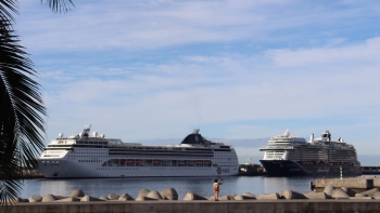 Imagem de Porto do Funchal com dois navios que trazem à Madeira mais de 6 800 pessoas