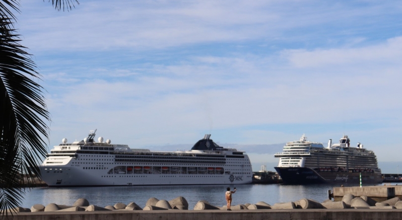 Imagem de Porto do Funchal com dois navios que trazem à Madeira mais de 6 800 pessoas