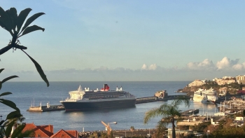 Imagem de Queen Mary 2 e AIDAblu no Porto do Funchal com 6 569 pessoas